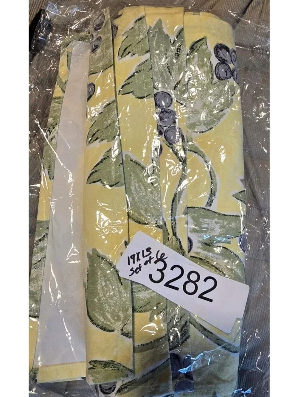 Vintage Grape Vine Print Cloth placemats Set Of 4 Yellow & Green
